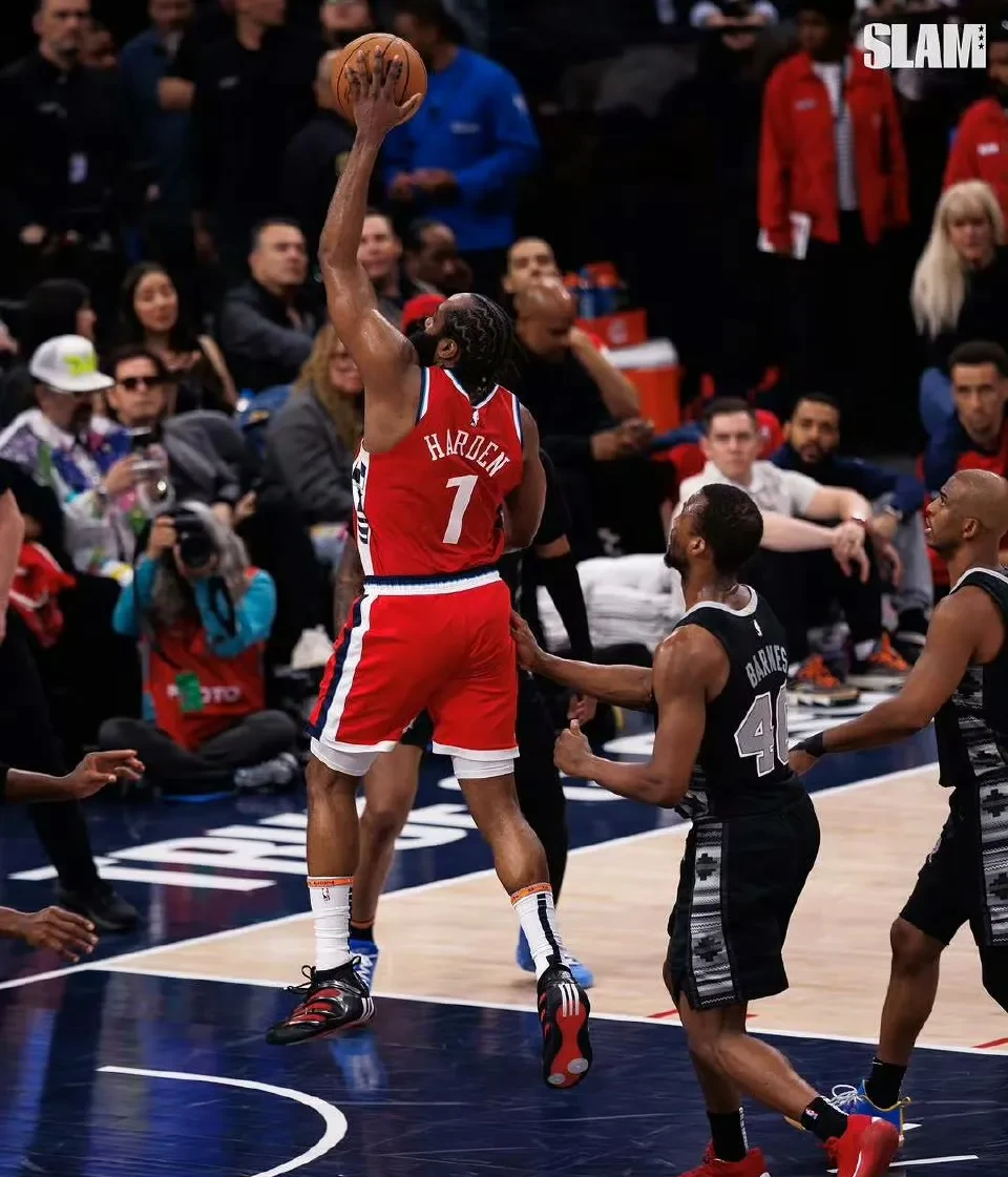 快船绝地反击黄蜂,特雷杨一己之力扛起全队 快船绝地反击黄蜂,特雷杨一己之力扛起全队