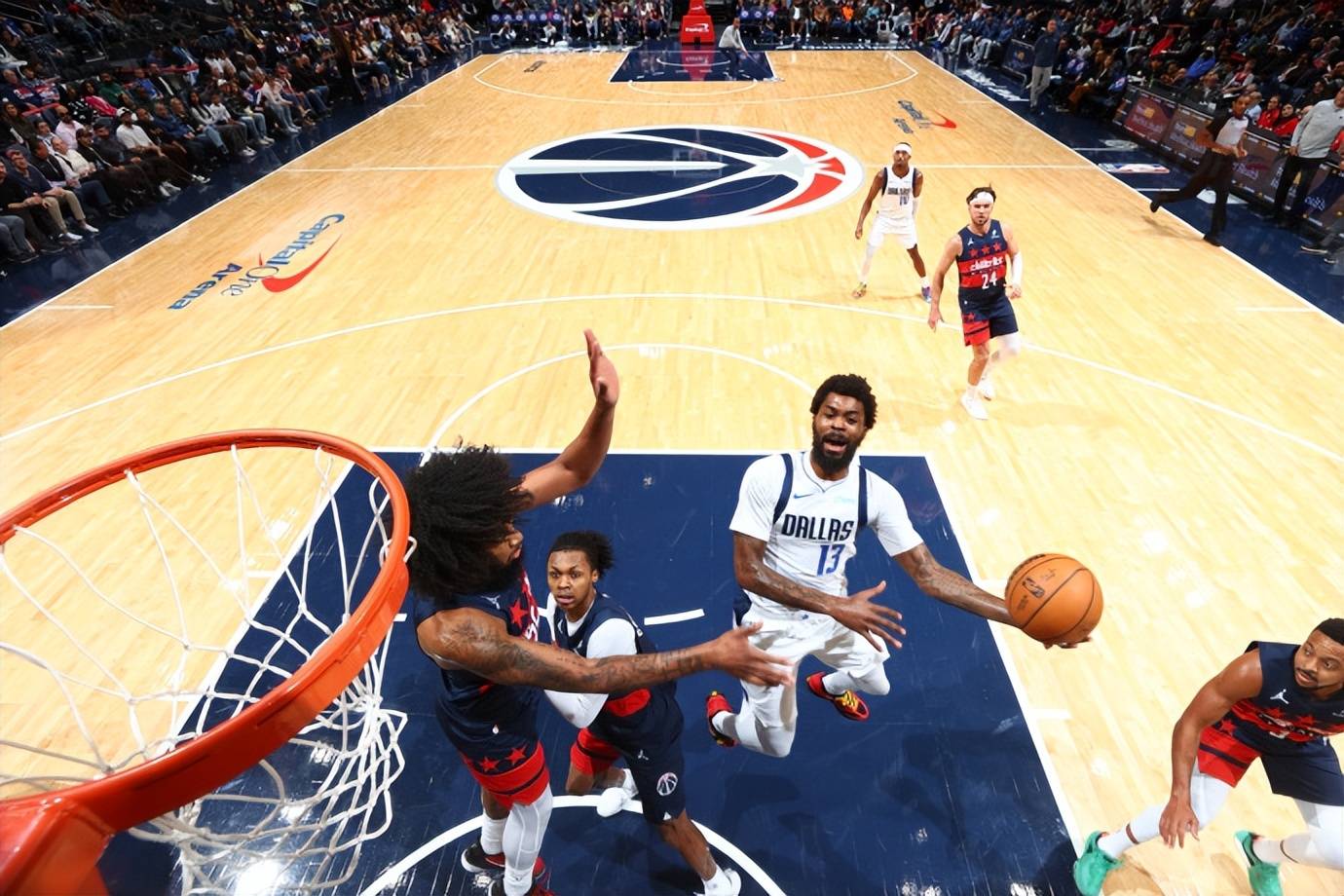 独行侠险胜四川队，麦科勒姆点燃赛场