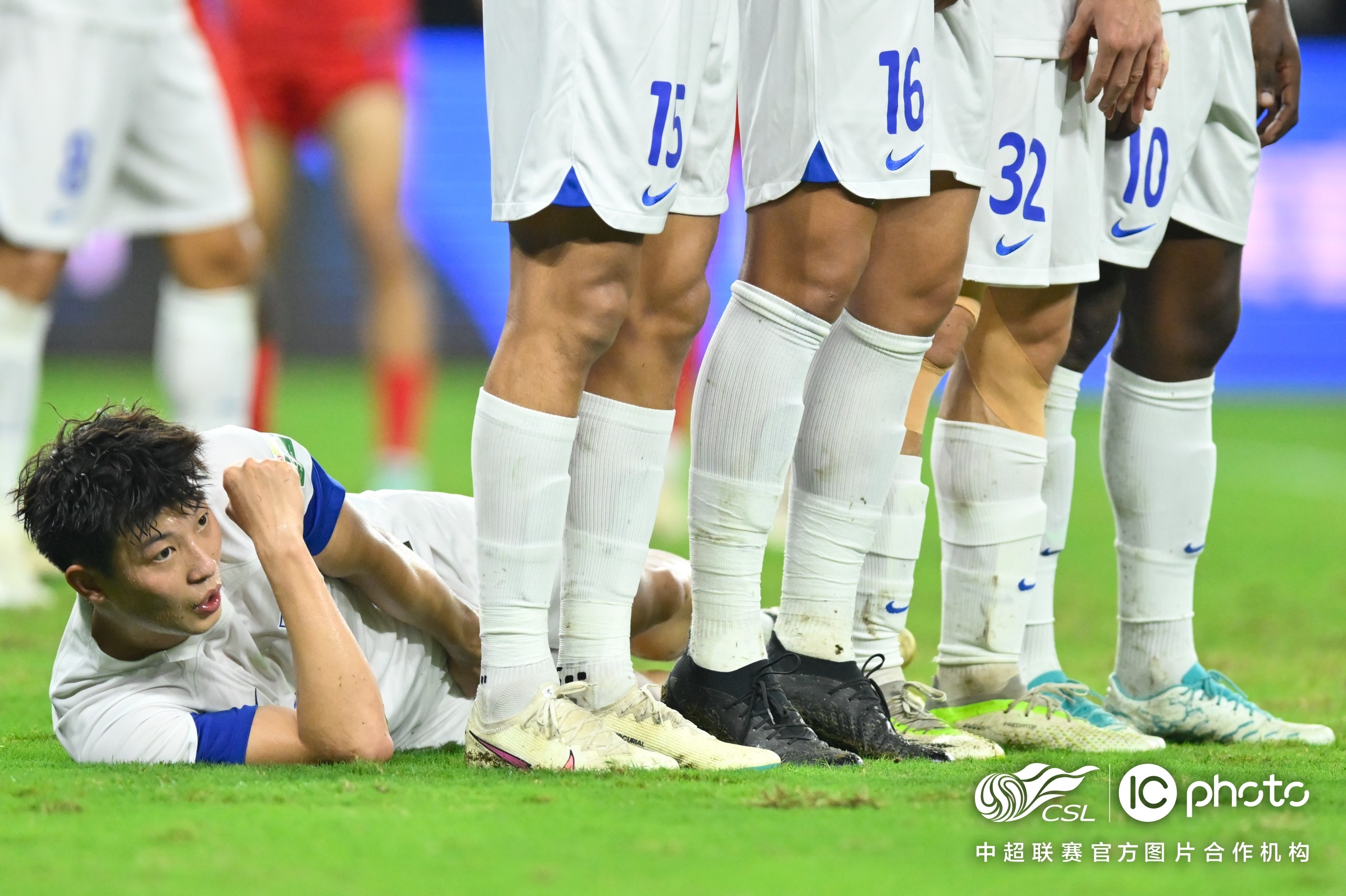 惊心动魄的足球比赛场面，谁将脱颖而出？