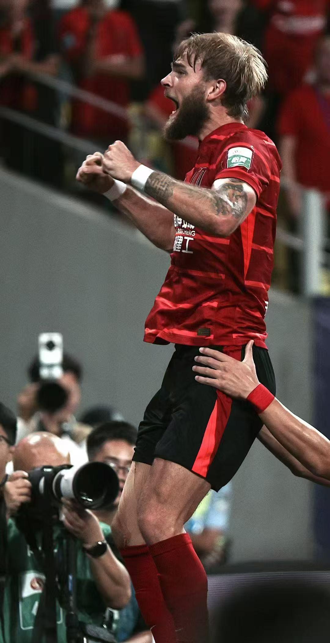 足球赛事胜局打破沉寂突破优美形象展现豪情决意